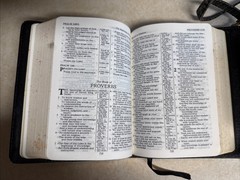 1985 Thomas Nelson NKJV Bible Compact Edition Snap Black Faux Leather