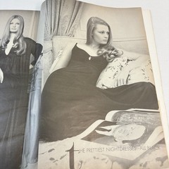Vogue Magazine November 15, 1971 Patricia Dow Vintage 144 pages de la Renta