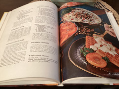 Vintage Better Homes and Gardens Casserole Cook Book 1968 One-Dish Meals Recipes