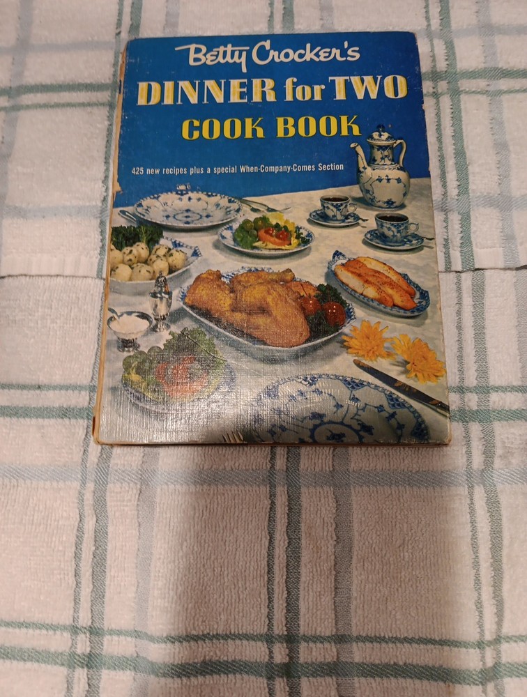 1958 BETTY CROCKER’S DINNER FOR TWO 205 Pages HC Metal Multi-ring Binding 6″x8″