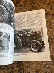 Illustrated International Harvester Tractor: Buyer’s Guide by Pripps, Robert N.