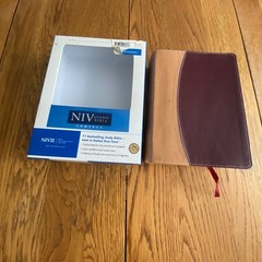 NIV Compact Study Bible Zondervan Italian Duo Tone Camel Burgundy