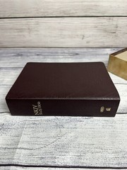 NKJV Study Bible by Thomas Nelson Publishing Staff (2009, Bonded Leather)