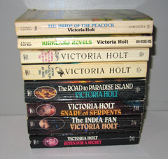 Lot of 8 vintage Victoria Holt gothic novels PB Romantic Suspense