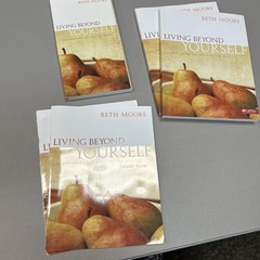 LIVING BEYOND YOURSELF – LEADER KIT – BETH MOORE – 6 DVD/BOOK /LEADER GUIDE