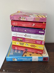 Lot of 8 Joanne Fluke Books- HANNAH SWENSON Mysteries/Recipes (1st 8 Of Series)