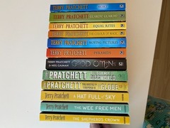 TERRY PRATCHETT LOT 12~Science Discworld~Pyramids~Equal Rites~Good Omens~Hat Sky