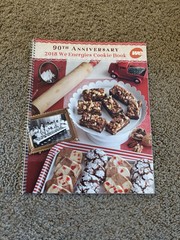 2018 WISCONSIN WE ENERGIES COOKIE BOOK-90TH ANNIVERSARY COOKBOOK-RECIPES-PHOTO