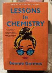 Lessons in Chemistry – Bonnie Garmus – First Edition – HCDJ – 2022