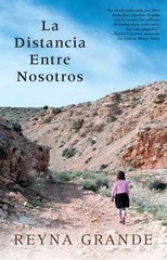 La distancia entre nosotros (Atria Espanol) (Spanish Edition) by Grande, Reyna