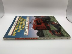 Illustrated International Harvester Tractor: Buyer’s Guide by Pripps, Robert N.