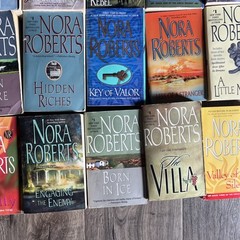 Lot of 27 NORA ROBERTS books Romance Thriller Suspense The Garden Three Sisters