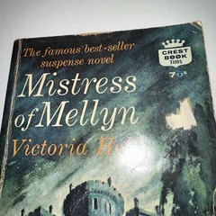 Mistress of Mellyn Victoria Holt vintage gothic romance suspense 1969 paperback