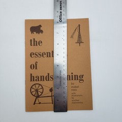 The Essentials of Handspinning by Mabel Ross ( Paperback 1980 ) 40 Pages