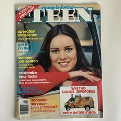Vintage TEEN Magazine – APRIL 1976 Young & Lovin 106 Pages Fashion, Ads, Advice