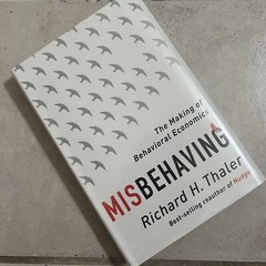 Misbehaving : The Story of Behavioral Economics by Richard H. Thaler (2015,…
