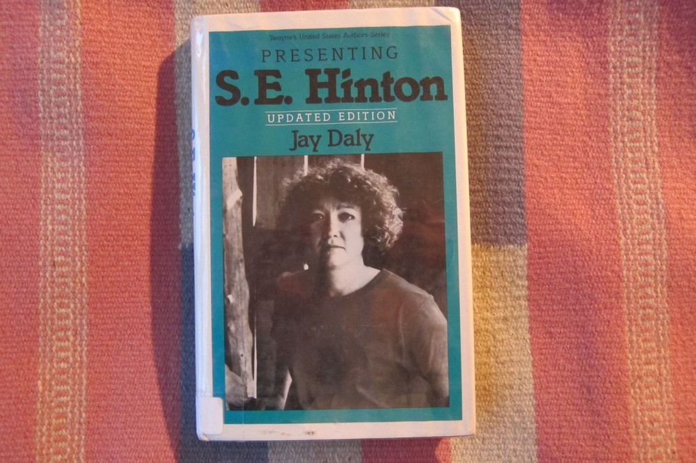 Presenting S.E. Hinton: Updated Edition by Jay Daly Biography Criticism Photos