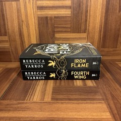 Fourth wing AND Iron Flame paperback sprayed edges special edition. Rebecca yarr