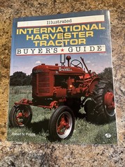 Illustrated International Harvester Tractor: Buyer’s Guide by Pripps, Robert N.